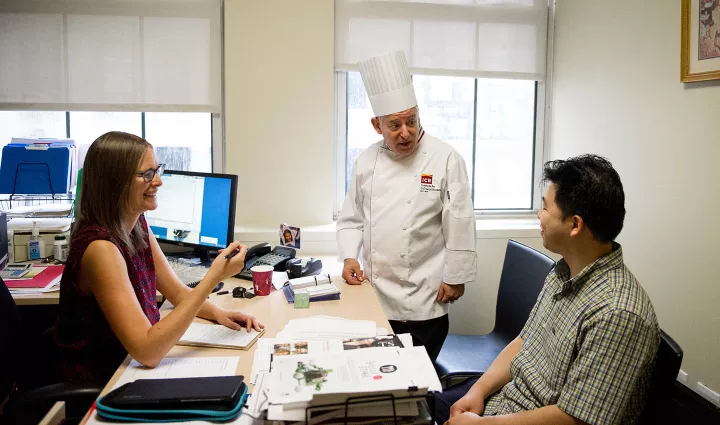 A student gets advice about applying to culinary school from an ICE admissions representative